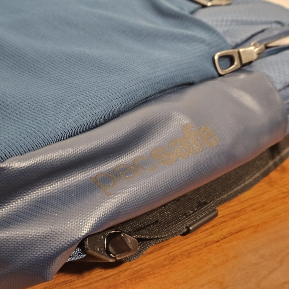 Pacsafe Venturesafe X Anti-Theft Sling Pack – Blue - Picture 4 of 11